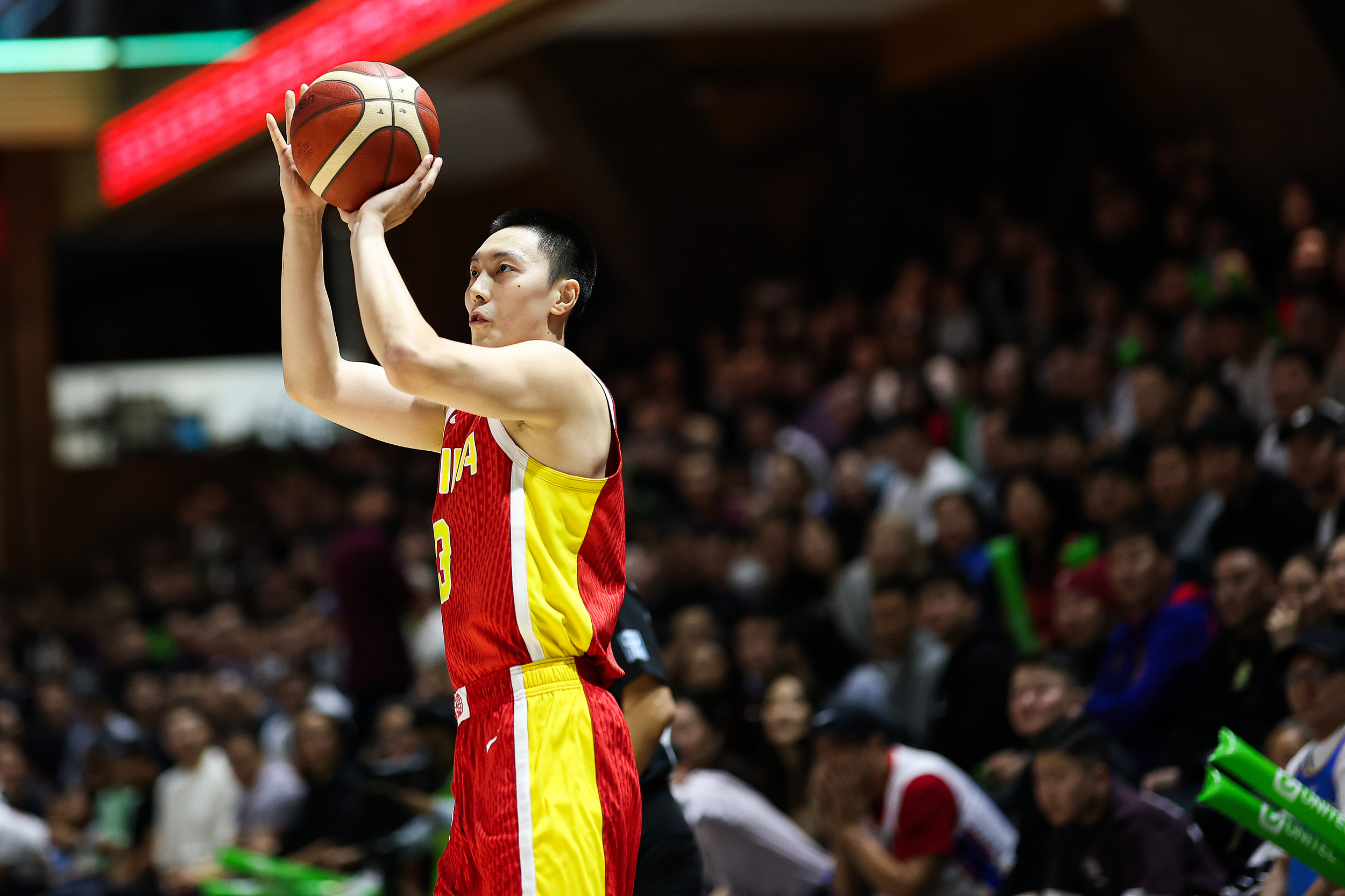 男篮亚洲杯12强名单揭晓：中日韩菲等队角逐剩余八强席位，中国队提前锁定晋级资格